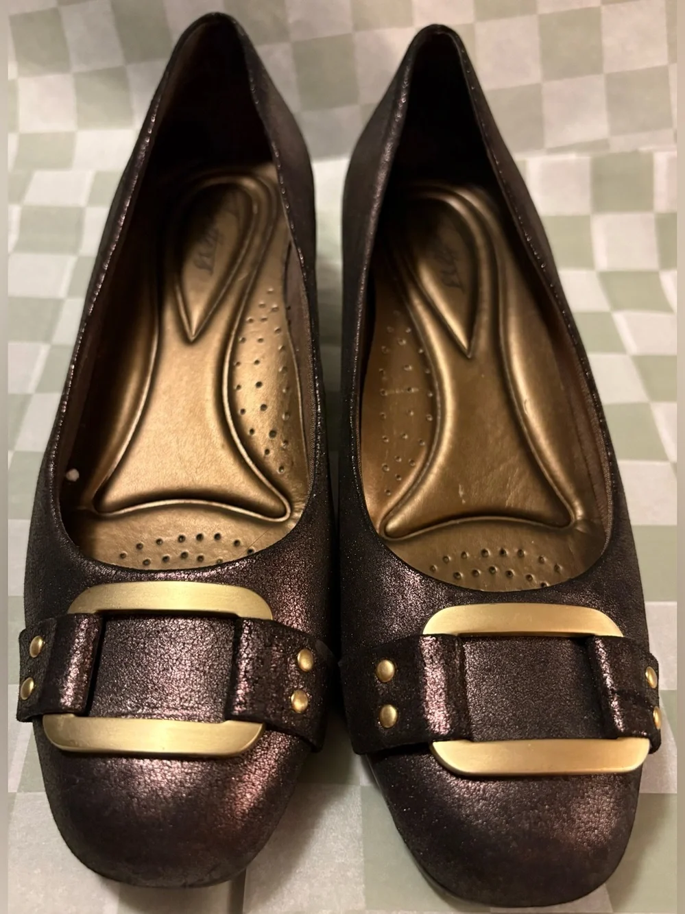 Trotters Sizzle Signature Gold-Tone Metallic Suede Buckle Pumps Slip-On - Sz 7.5